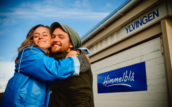 Liv Ask og Mathis Staale Mathisen er to av mange turister som trekkes til Ylvingen takket v&aelig;re TV-serien Himmelbl&aring;. Foto: Ask og Mathisen / visithelgeland.com