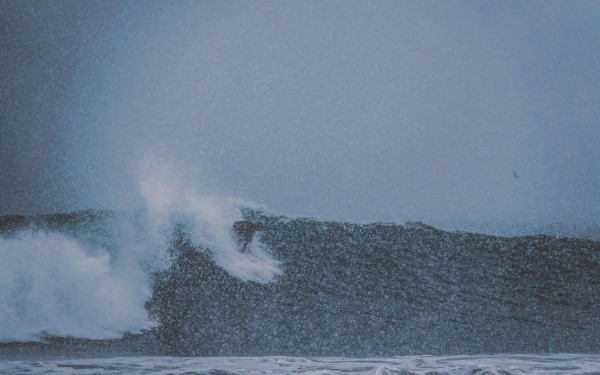 Unn surfer i Lofoten. Foto: Privat