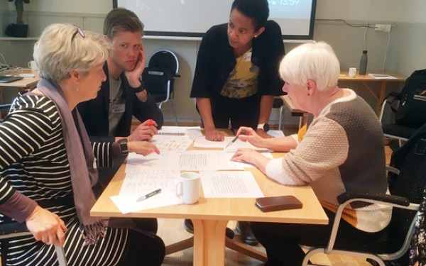 Forsker Amsale Temesgen i samtale med innbyggere av Bod&oslash;. Foto: Aase Kristine Lundberg